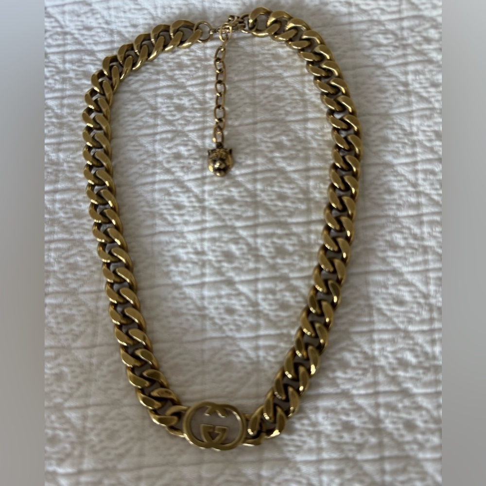 Gucci golden brass interlocking G choker necklace. Made in Italy, brass chain